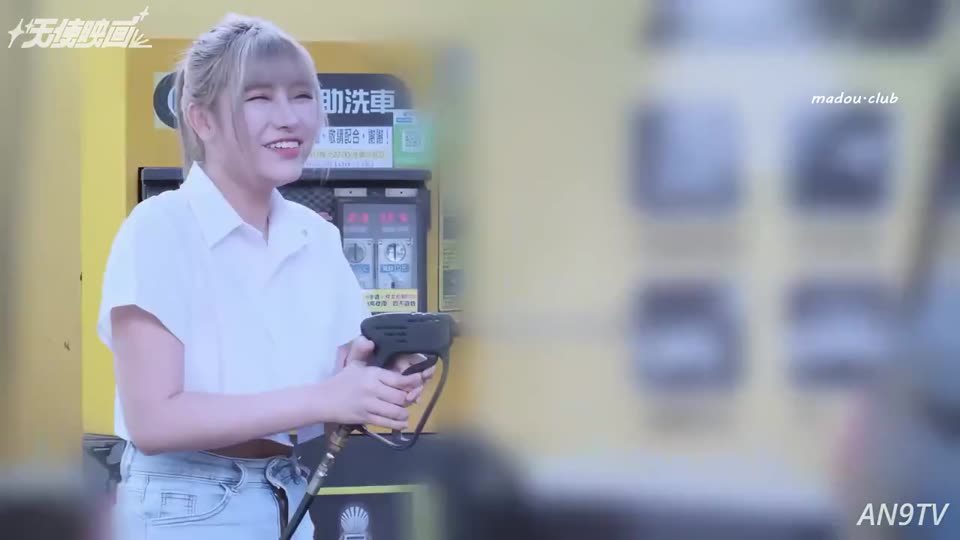 天使映画 穿着比基尼的巨乳女学生帮我洗车